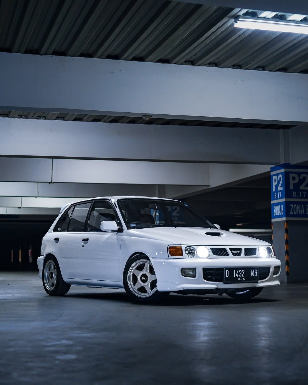 White Mitsubishi Lancer Evolution