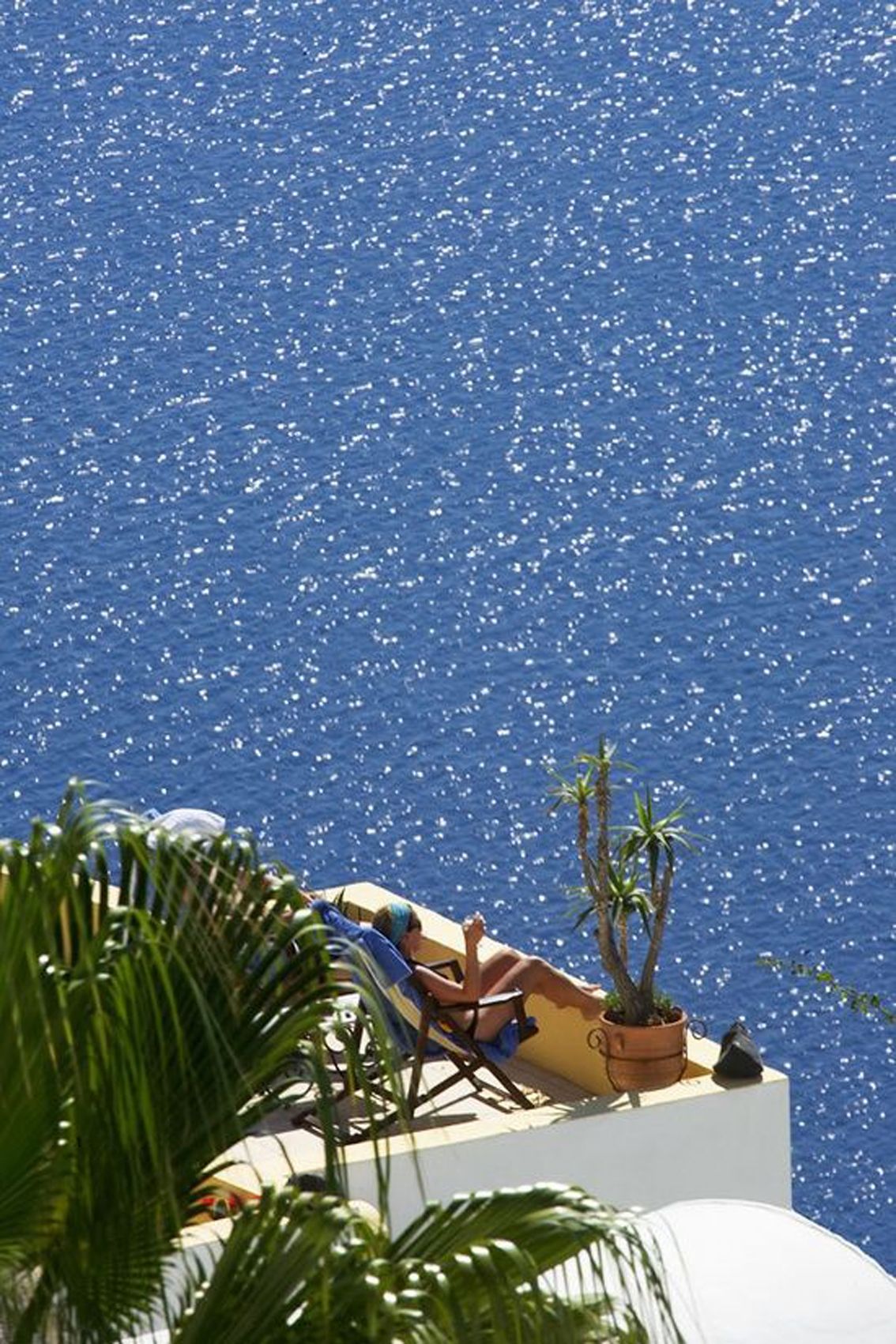 Relaxing by the sparkling sea