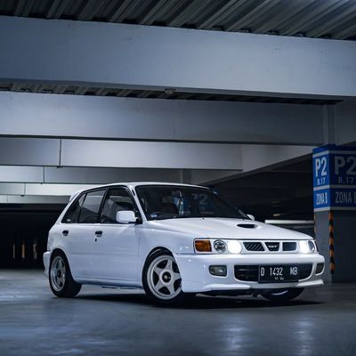 White Mitsubishi Lancer Evolution