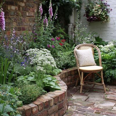Cozy Garden Retreat