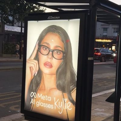 Kylie Jenner AI Glasses Ad kylie_jenner ai_glasses advertising city_scenery fashion